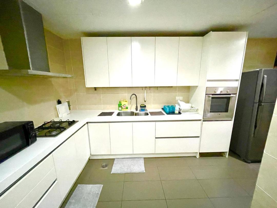 Appartamento 1 Min To Klcc Twin Tower Kuala Lumpur Esterno foto